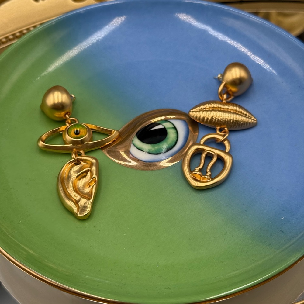 🆕 SCHIAPARELLI for V&A Museum 🧿 NWOT Surrealist Symbols Charm Dangle Earrings - Picture 11 of 16